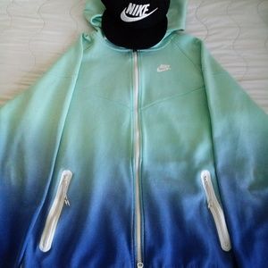 NIKE Sweatshirt + NIKE Snapback